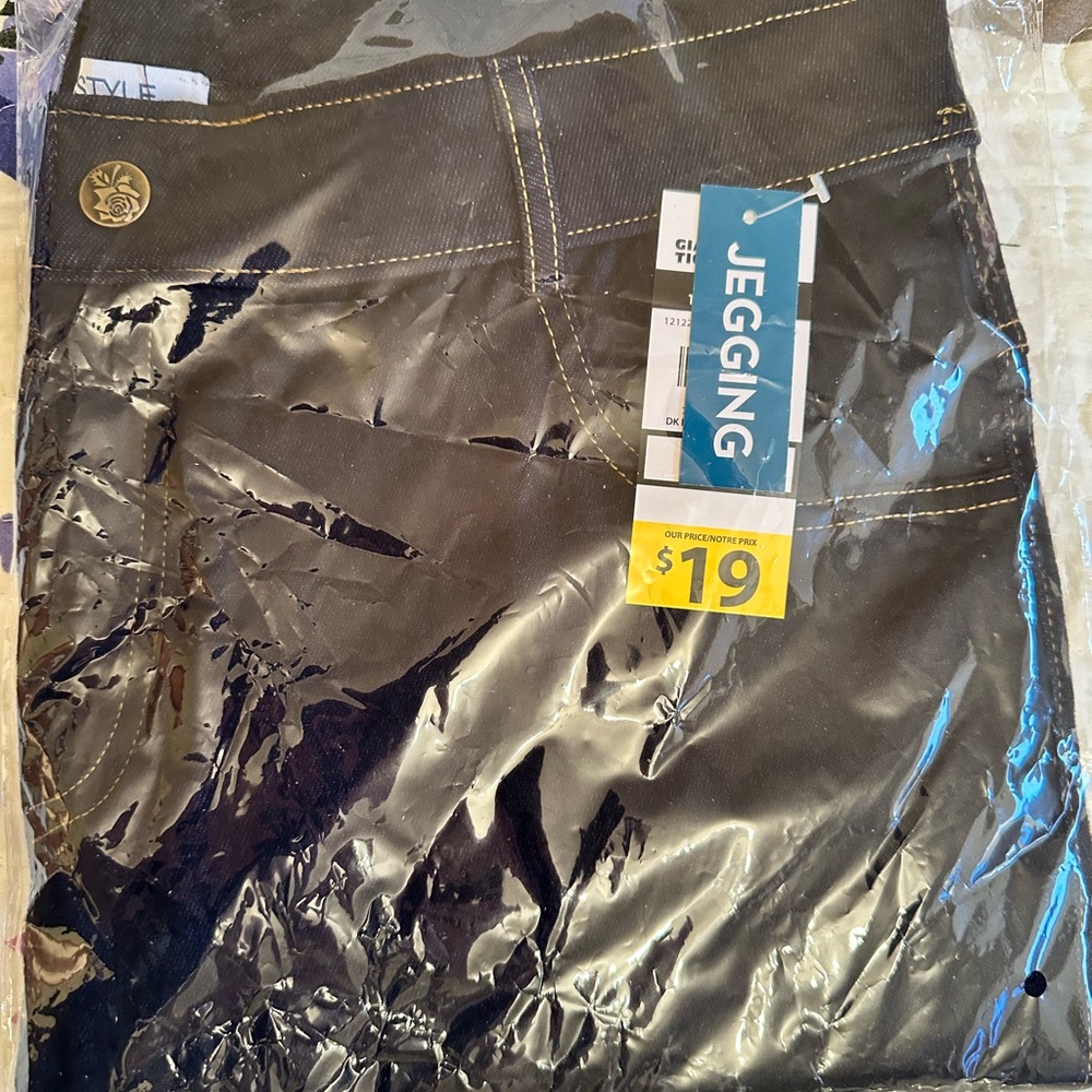 BNWT Size 1X Black Jegging Capris